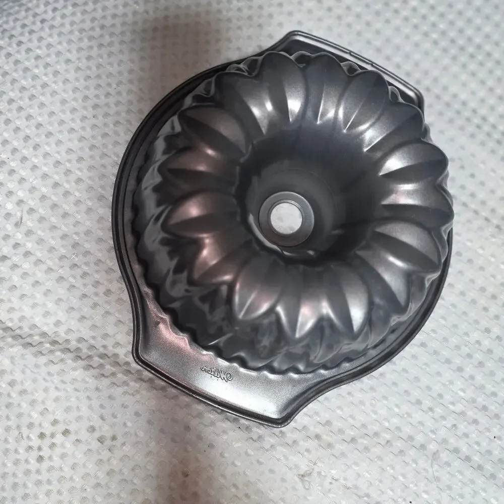 WILTON BAKE IT BETTER STEEL NON STICK FLOWER FLUTED BUNDT PAN